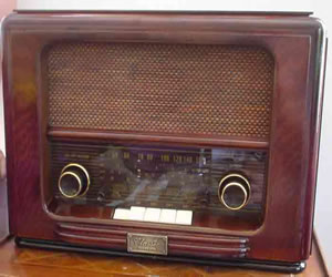 Modern cd/radio disguised in 1950 design