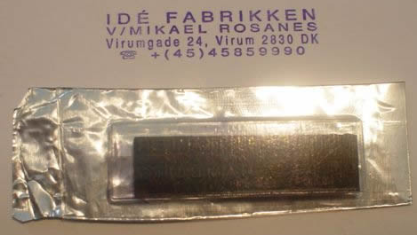 Efter bestilling online får man få dage efter i  posten det lille selvklæbende self-inking stempel , lige til at sætte ind i kuglepennen. 